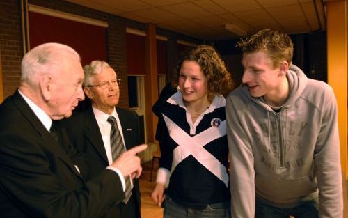 GOUDA â€“ Jongeren in gesprek met de emeritus predikanten ds. J. Mijnders (l.) en ds. C. Harinck tijdens de vrijdag gehouden winterconferentie van de studerenden van de Gereformeerde Gemeenten. Foto Bram Gebuys