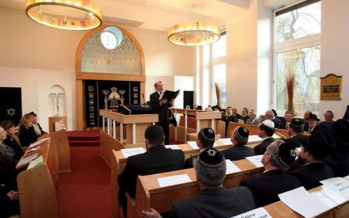 PFORZHEIM â€“ Leden van de Joodse gemeenschap in het Duitse Pforzheim wonen de ingebruikname bij van de nieuwe synagoge in de stad. De synagoge is ondergebracht in een voormalig bankgebouw. De oude synagoge werd door de nazi’s verwoest tijdens een progrom