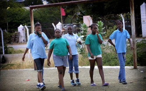 „Uiteindelijk gaat om de vraag of we Ã©Ã©n Koninkrijk der Nederlanden willen zijn, of alleen van elkaar willen profiteren.” Foto: kinderen op CuraÃ§ao. Foto RD, Henk Visscher