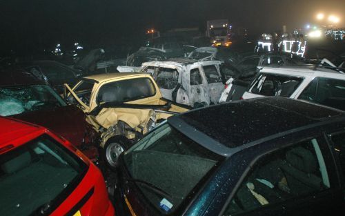 ASSEN - Op de snelweg A28 ter hoogte van Assen zijn woensdagavond rond half tien tientallen voertuigen op elkaar gebotst. Volgens de politie zijn verschillende auto's na de kettingbotsing in brand gevlogen. Foto ANP