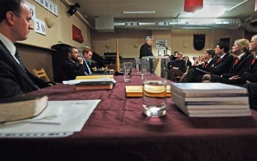 UTRECHT â€“ Tijdens een door de CSFR georganiseerde discussieavond spraken rabbijn L. B. van de Kamp, ds. H. van den Belt en ds. P. Oussoren woensdagavond over de samenstelling van de Torah. „Er is maar Ã©Ã©n hoofdredacteur van de Thora: God”, aldus rabbi