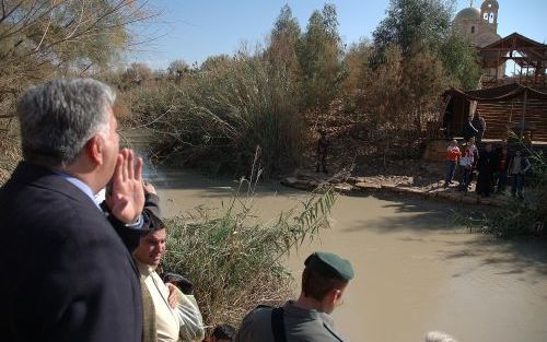 QASR EL YAHUD â€“ De vertegenwoordiger van de Syrisch-orthodoxe gemeenschap in IsraÃ«l, Sami Barsoum, roept ter begroeting over de Jordaan naar een geestelijke van zijn kerk in JordaniÃ«. Syrisch-orthodoxe christenen herdachten donderdag de doop van Jezus