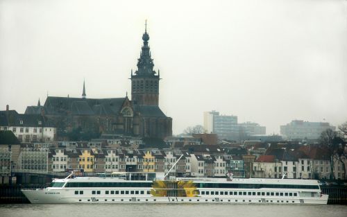 NIJMEGEN â€“ Vrijwilligers van De Zonnebloem konden donderdag in Nijmegen voor het eerst een kijkje nemen aan boord van de nieuwe vakantieboot. Met dit schip biedt de vereniging gehandicapten de mogelijkheid om op vakantie te gaan. In een rolstoel, achter