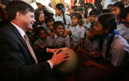 BANGALORE â€“ Premier Balkenende vertelde donderdag tijdens zijn werkbezoek aan India aan schoolkinderen waar Nederland ligt. De school waar de kinderen les krijgen wordt gefinancierd door Philips. Het Nederlandse elektronicaconcern regelt verder betaalba