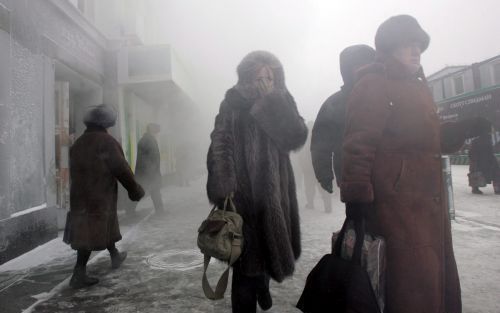 MOSKOU â€“ Inwoners van Moskou haasten zich naar het metrostation om daar beschutting te zoeken tegen de Siberische kou die Rusland momenteel teisÂ­tert. De ijzige kou heeft al aan ten minste 38 mensen het leven heeft geÂ­kost. Foto EPA