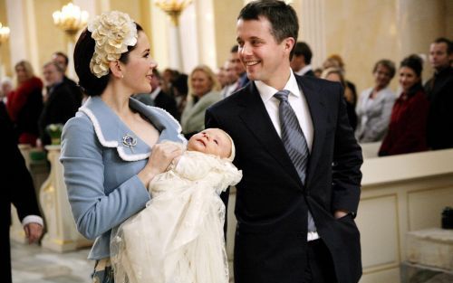 Kroonprins Frederik en prinses Mary met hun zoon Christian. Foto EPA