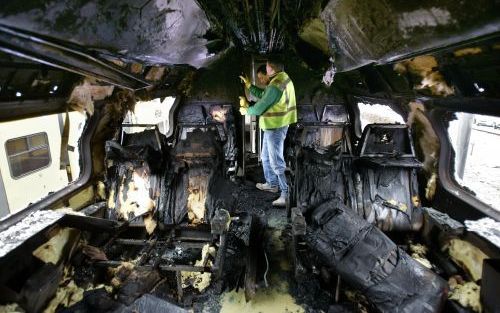 ALKMAAR â€“ NS personeel inspecteert het interieur van de dubbeldekstrein die in de nacht van zaterdag op zondag ter hoogte van Enkhuizen in brand werd gestoken. Foto ANP