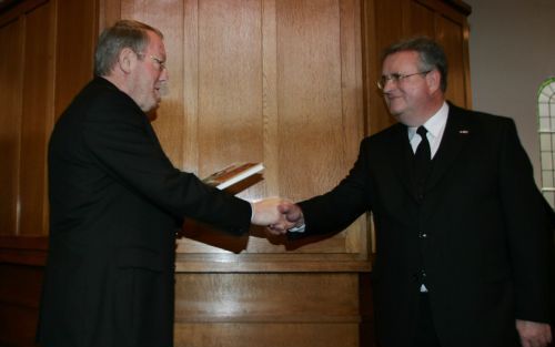 ROTTERDAM â€“ Ds. A. Moerkerken (r.) kreeg zaterdag van zijn mededocent ds. G. J. van Aalst (l.) de vriendenbundel ”Gij waart mijn hulp” aangeboden. Ds. Moerkerken is 25 jaar docent aan de Theologische School van de Gereformeerde Gemeenten te Rotterdam. F