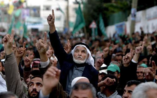 JABALYA â€“ Aanhangers van Hamas woonden zaterdag in het vluchtelingenkamp Jabalya, in de Gazastrook, een Hamascampagne bij die met het oog op de Palestijnse verkiezingen van aanstaande woensdag werd gehouden. Foto EPA