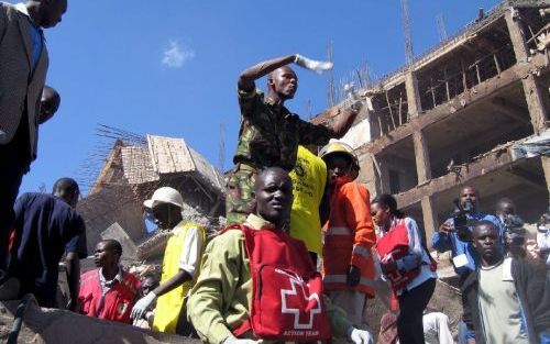 NAIROBI - Reddingsdiensten zijn op zoek naar overlevenden onder het puin van een ingestort gebouw in de Keniase stad Nairobi. Foto EPA