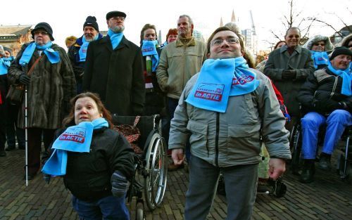 DEN HAAG â€“ Organisaties voor chronisch zieken, gehandicapten, ouderen en zorgverleners haalden maandag Kamerleden op van huis om hen naar Den Haag te brengen. De Tweede Kamer praat dezer dagen over de nieuwe welzijnswet WMO. Voorafgaand aan de vergaderi