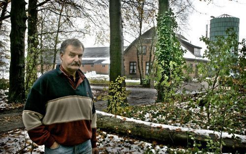 ELSPEET â€“ De veehouderij is voor de Veluwe „net zo belangrijk als de havens zijn voor Rotterdam”, vindt boer Kroes. „Veel mensen beseffen niet half hoeveel inwoners van de Veluwe afhankelijk zijn van de kalvermesterij.” - Foto RD, Henk Visscher