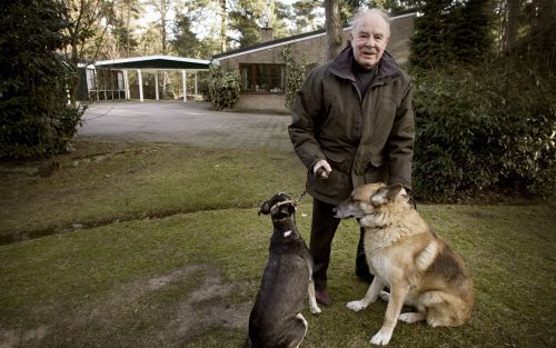 BOSCH EN DUIN â€“ Professor B. Smalhout, bekend van zijn columns in de Telegraaf, is niet bang voor de inbrekers die zijn buurt onveilig maken. „Ik heb twee waakse honden, 4 centimeter dikke ruiten en grote wapenverzameling. De rechter zal er wel begrip v