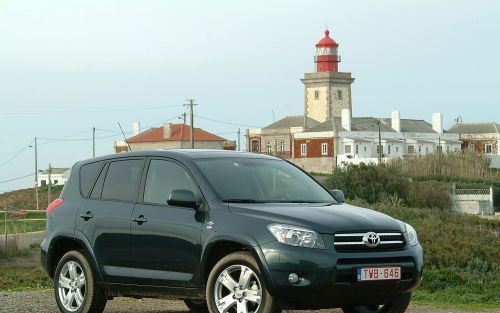 De nieuwste generatie RAV4 van Toyota is er alleen als vijfdeurs. Ondanks de toegenomen afmetingen heeft de auto een sympathieke uitstraling. Foto Tony Vos