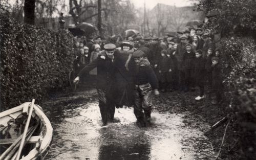 In maart 1926 brengt koningin Wilhelmina een bezoek aan een door overstromingen getroffen gebied in Gelderland. Foto Paleis Het Loo