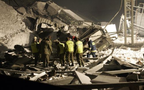 KATOWICE - In het Poolse Katowice zijn de lichamen geborgen van zeker zestig mensen die zaterdagavond werden gedood toen het dak van een evenementshal instortte. Dat hebben de plaatselijke autoriteiten zondagochtend gemeld. Ongeveer 140 mensen zijn in zie