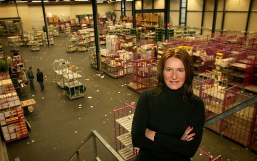 RIJSBURG â€“ Hetty Hof in een van de bedrijfshallen op de bloemenveiling in Rijnsburg. „De klant weet niet in welke bochten we ons soms moeten wringen om de spullen tijdig af te leveren.” Foto RD, Anton Dommerholt