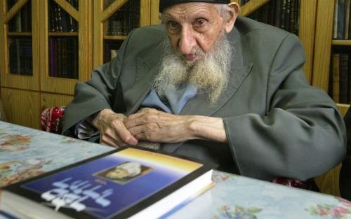 JERUZALEM â€“ Rabbijn Kadouri is zaterdagavond overleden. Hoe oud hij precies was, weet niemand. Schattingen lopen uiteen van 105 tot 112 jaar. Foto AFP