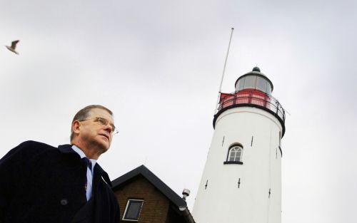 URK â€“ Burgemeester D. G. Schutte neemt donderdag, onder druk van minister Remkes van Binnenlandse Zaken, afscheid van Urk. „Ik weet me gedragen door de Urkers”, zegt hij. Foto Dick Vos