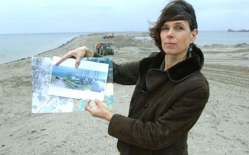 IJBURG â€“ Xandra Lammers uit IJburg protesteert tegen de plannen voor een spoor en wegverbinding tussen Almere en Amsterdam. De eventuele komst van een brug over het IJmeer zorgt volgens haar voor geluidsoverlast, filevorming en sluipverkeer in IJburg. F