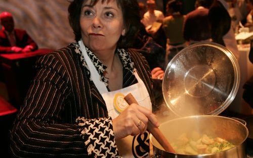 HAARLEM - Minister Verdonk roert in een pan met Surinaamse Roti. Verdonk (Vreemdelingen Zaken en Integratie) gaf dinsdag in Haarlem het startschot van de &amp;-campagne, die tot doel heeft samenwerking tussen verschillende culturen te bevorderen. Foto ANP