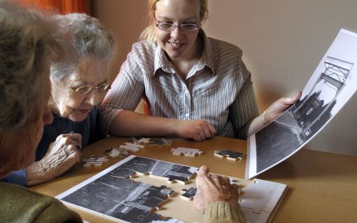 „Verzorgenden dienen als het ware mee te groeien met de geestelijke achteruitgang van dementerenden, terwijl deze achteruitgang tezelfdertijd een forse wissel trekt op de wederkerigheid van hun band met de verzorgende.” Foto Jan Anninga