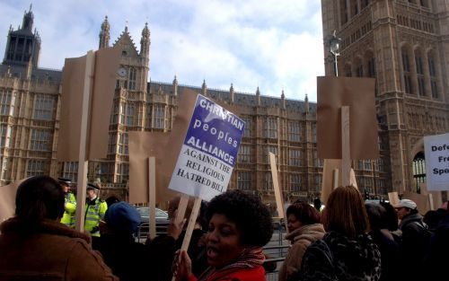 LONDEN â€“ Bij de Britse parlementsgebouwen verzamelde zich dinsdag een merkwaardige coalitie van theatermakers en Bijbelgetrouwe christenen. Ze protesteerden tegen het voorgestelde verbod op religieuze haat. Christenen vrezen dat niet christenen hierdoor