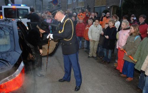 HUIZEN â€“ Leerlingen van de Koningin Beatrixschool in Huizen kijken verwachtingsvol toe als de politieman het portier opent en de Koningin uitstapt. Groot was echter de teleurstelling toen het een nepkoningin bleek te zijn. De school bestaat vijftig jaar