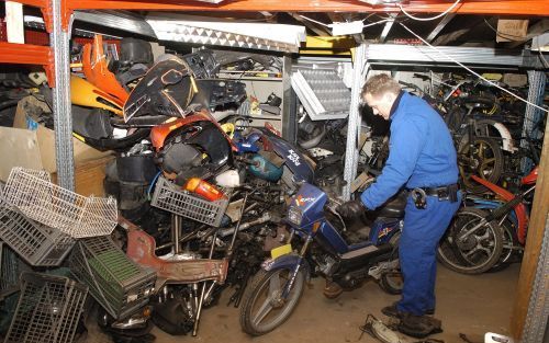 De politie in Spanbroek kreeg de tip dat er in een schuur een gestolen brommer zou staan. Agenten in het Noordâ€“Hollandse plaatsje troffen woensdag de bewuste bromfiets inderdaad aan. En een hoop werk; er stonden er nog ongeveer vijfhonderd. Foto ANP