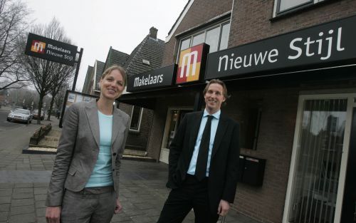 EDE â€“ Maurijn van den Berg en Jeanette Wilhelm van Makelaars Nieuwe Stijl in Ede laten de beloning voor de verkoop van een woning afhangen van de tevredenheid van de klant. Het duo is niet bang dat de doorgaans zuinige Hollander na een verkoopsucces de 