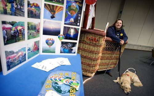 HOUTEN â€“ Desiree Geysen heeft een visuele beperking. Ze bezocht donderdag in Houten de beurs ZieZo voor blinden en slechtzienden. Foto Hans Roggen