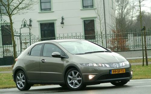 Minstens zo futuristisch als de buitenkant is het dashboard van de nieuwe Honda Civic. Met het algehele rijkarakter is weinig mis. Foto Tony Vos