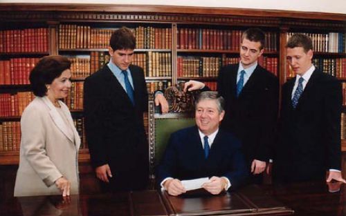 De leden van de Joegoslavische koninklijke familie Karadjordjevic wonen weer in Belgrado. V.l.n.r. kroonprinses Katherine, prins Alexander, kroonprins Alexander II, prins Peter en prins Philip. Foto Aleksander II.