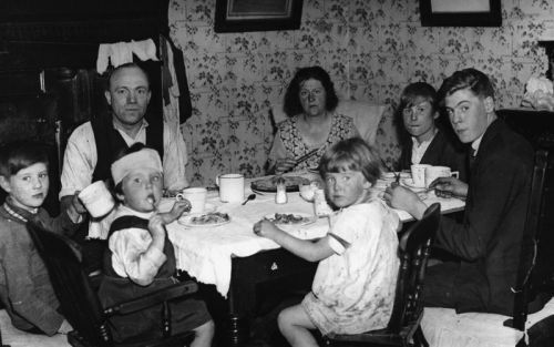 „En ondubbelzinnig wenste hij in een ”trouwpreek uit de cel” in 1943 dat de plaats van de vrouw in het huis van de man is; en dan heel indringend: „In alles zijn jullie vrij bij het vormgeven van jullie huis, slechts in Ã©Ã©n ding zijn jullie gebonden: de