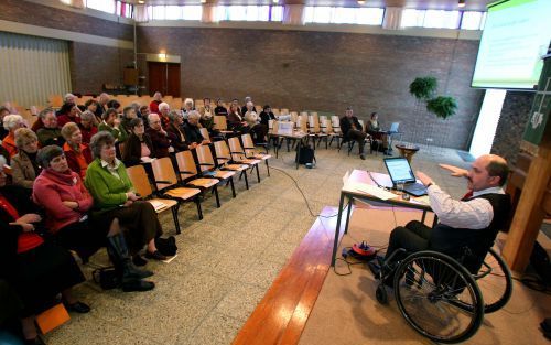 HOOGEVEEN â€“ J. J. van der Knijff, consultant van PerSaldo (belangenvereniging van mensen met een persoonsgebonden budget), sprak donderdag op een eerste bijeenkomst in een serie van drie van de Bond van Christelijke Gereformeerde Vrouwenverenigingen. Op