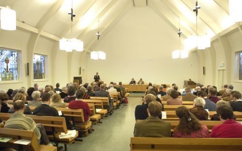 APELDOORN â€“ Aan de Theologische Universiteit in Apeldoorn had zaterdag een symposium plaats over de Duitse theoloog Dietrich Bonhoeffer, die honderd jaar geleden werd geboren. Prof. dr. G. C. den Hertog: „Religie houdt voor Bonhoeffer in dat mensen God 