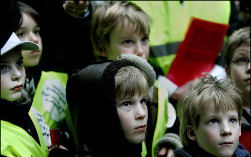 DEN HAAG - Demonstratie kinderen met ADHD op het Plein in Den Haag dinsdag. Enkele tientallen kinderen met ADHD hebben dinsdag met toeters en fluitjes gedemonstreerd, omdat ze een betere vergoeding willen voor nieuwe medicijnen tegen ADHD.