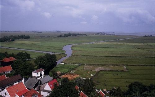 GROOT-AMMERS â€“ Droog dankzij de dijken. De Nederlandse rivierdijken zijn veiliger dan ooit, zo blijkt uit onderzoek van waterschap Rivierenland. Volgens het waterschap kunnen de strenge normen voor de sterkte van de dijken wellicht worden versoepeld. Fo