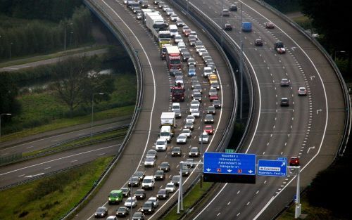 „Nu al staan de files op de A1, de A6 en de A9 in de file-toptien van Nederland.” Foto ANP