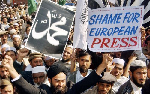 Pakistaanse betogers protesteren tegen de publicatie van spotprenten van Mohammed in Europese media. Foto EPA