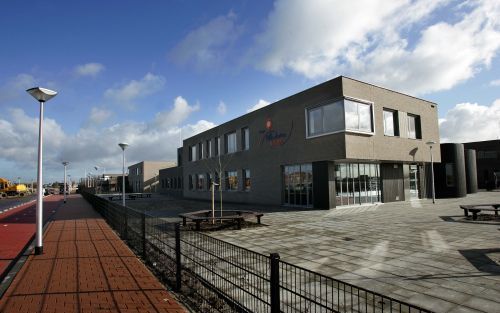 HENDRIK IDO AMBACHT â€“ Burgemeester Jonker van Hendrik Ido Ambacht opende vanmorgen de nieuwe Koningin Wilhelminaschool. Het is de derde reformatorische school in deze plaats. &#61559;Foto&#61567;RD,&#61567;Sjaak Verboom