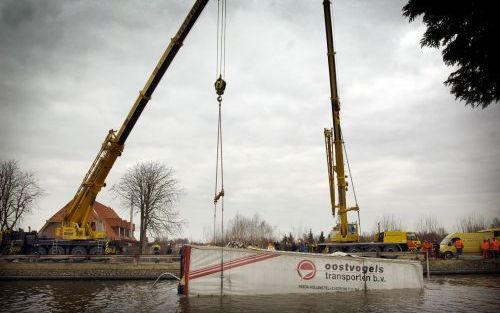 WADDINXVEEN â€“ Een vrachtwagen is vrijdagochtend tussen Waddinxveen en Boskoop de Gouwe in gereden. De vrachtauto moest uitwijken voor een tegenligger die slingerend op de verkeerde weghelft reed. vrijdagmiddag is het voertuig door hijskranen op het drog