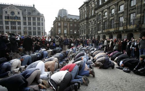 AMSTERDAM - Een paar honderd demonstranten protesteerden zaterdagmiddag op De Dam in Amsterdam tegen publicaties van spotprenten van de profeet Mohammed. Een aantal betogers zwaaiden met de Marokkaanse of Turkse vlag. Een jongeman die de Deense vlag bij z