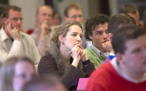 LAGE VUURSCHE â€“ In het Koos Vorrinkhuis, midden in de bossen bij Lage Vuursche (Utrecht), hield het Landelijk Contact Jeugdverenigingen (LCJ) van de Christelijke Gereformeerde Kerken de afgelopen dagen een Bijbelstudieconferentie. De conferentie begon v