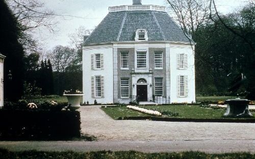 LAGE VUURSCHE â€“ Koningin Beatrix laat kasteel Drakensteyn in Lage Vuur sche renoveren. Foto ANP