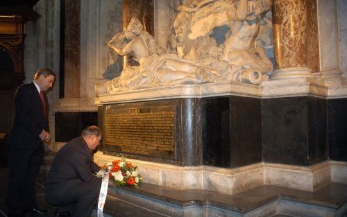 AMSTERDAM â€“ De Hongaarse ambassadeur heeft dinsdag een krans gelegd bij het grafmonument van Michiel de Ruyter in de Amsterdamse Nieuwe Kerk. Met de kranslegging werd herdacht dat De Ruyter in februari 1676 26 Hongaarse predikanten heeft bevrijd van de 