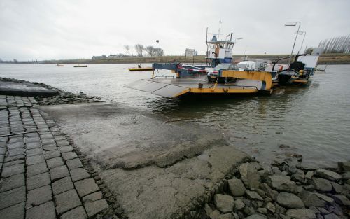 PANNERDEN - Het water in de Rijn staat extreem laag. De pont bij Pannerden moet het onderste deel van de veerstoep gebruiken om aan te leggen. Foto ANP