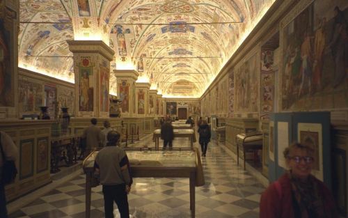 VATICAANSTAD â€“ Het Vaticaans Museum in Vaticaanstad bestaat dit jaar 500 jaar. De geheime archieven van het Vaticaan zijn voortaan ook via internet te raadplegen. Bezoekers kunnen een virtuele wandeling maken tussen oude documenten, zegels en fresco’s. 