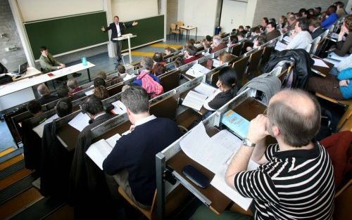 AMSTERDAM â€“ Pinkstertheoloog dr. R. Menzies sprak donderdag in Amsterdam op een symposium ter gelegenheid van de 100 jarige herdenking van de Azusa Street Movement, het begin van de wereldwijde pinksterbeweging. „Pinksteren was voor de discipelen wat de