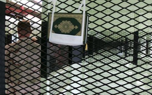 GUANTANAMO â€“ Een Koran hangt in een doek in een cel op Guantanomo Bay. De Koran hangt in het volle zicht zodat de islamitische gedetineerden kunnen zien dat hij niet wordt geschonden. Foto EPA